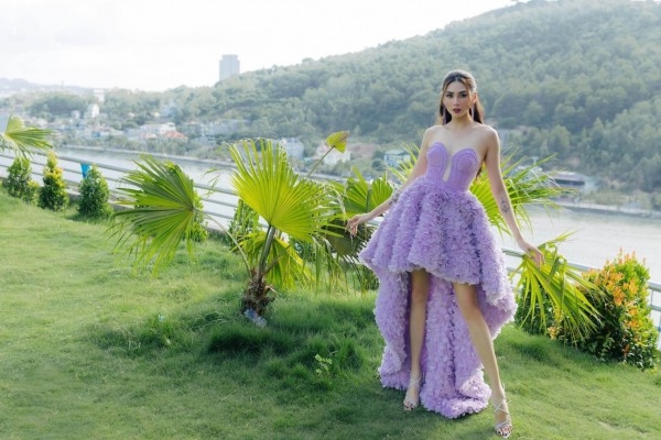 Võ Hoàng Yến hóa công chúa trong khu vườn thơ mộng