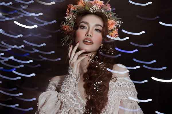 Lan Khuê rạng rỡ tại thảm đỏ Vietnam International Fashion Week 2022