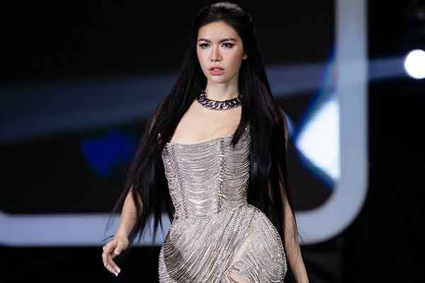 Minh Tú làm vedette khi trở lại sàn diễn, bận rộn với hàng loạt dự án mới