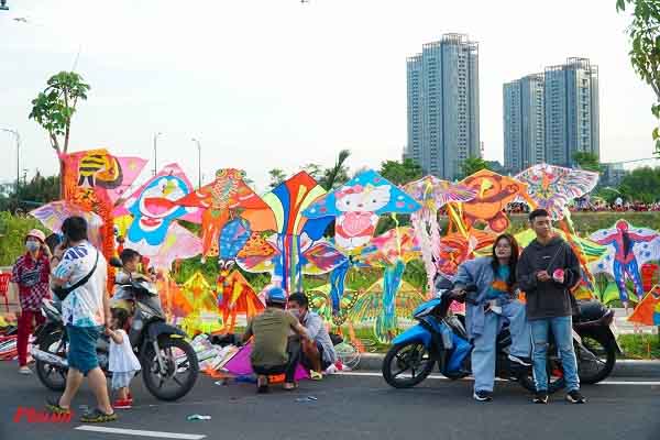 Check-in ‘cánh đồng diều’ ngay trung tâm Thành phố