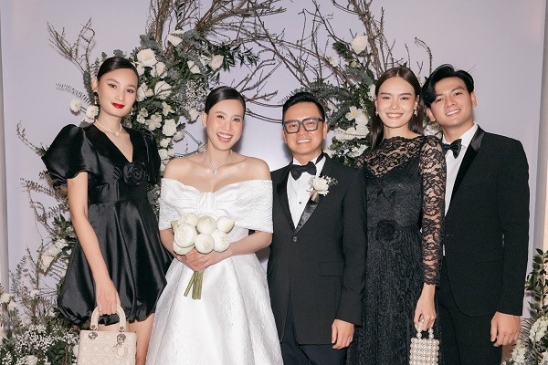Dàn sao Việt cùng ‘dress code’ trăng đen sang trọng ‘đổ bộ’ đám cưới hoa hậu Dương Mỹ Linh
