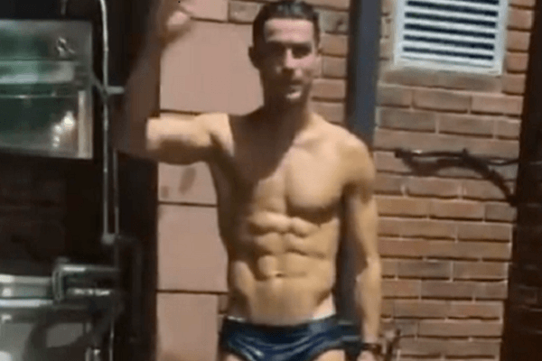 Ronaldo thoải mái livestream khoe cảnh đi tắm trước hàng triệu fan