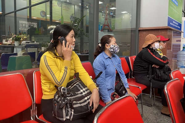 Theo con nhập học