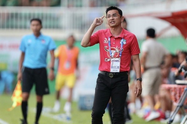 Vì HAGL, HLV Kiatisak muốn nói chuyện với bầu Đức