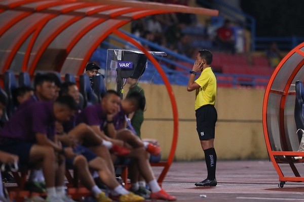 Khi trọng tài ngại ‘va’ với VAR