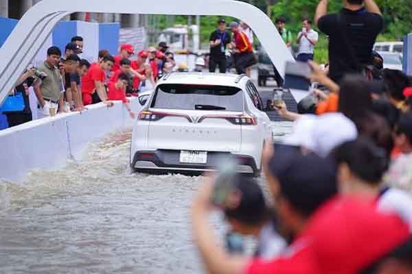 Mục sở thị VF e34 chinh phục thử thách lội nước sâu nửa mét