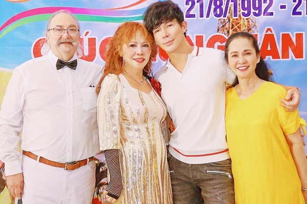 Nathan Lee mừng kỷ niệm 30 năm ngày cưới của bố mẹ