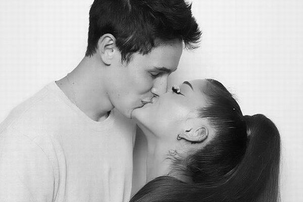 Nữ ca sĩ Ariana Grande bí mật kết hôn