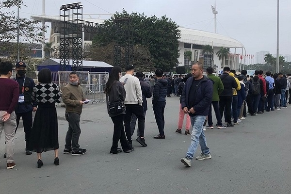 Khán giả xếp hàng rồng rắn lấy vé chung kết tại sân Mỹ Đình, VFF khuyến cáo