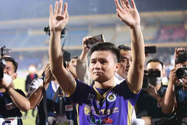 Quang Hải chia tay đồng đội và CĐV Hà Nội