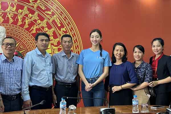 Nàng hậu Lương Thùy Linh bỏ công việc, tham gia giúp đỡ người dân vùng mưa lũ