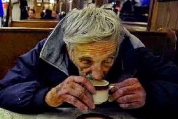 Sống đẹp: Ly cà phê trên tường