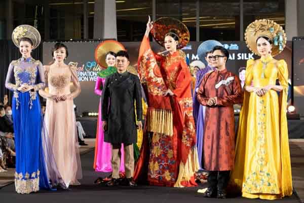 Dàn Hoa – Á hậu Việt ‘hút hồn’ người dân Thái Lan tại ‘Ao dzai Meet Thai Silk’