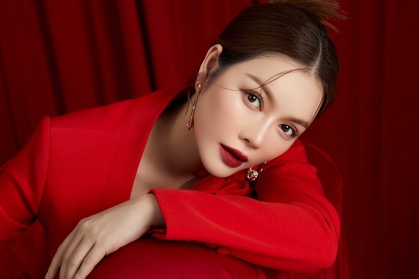 Lý Nhã Kỳ hóa ‘nữ tổng tài gợi cảm’ khi diện đồ công sở