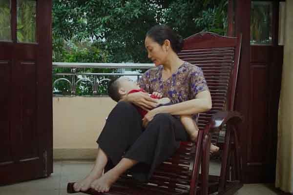Phim ngắn ‘Mẹ chồng tôi’: Bà nội trông cháu nhưng vẫn đòi lương và cái kết đầy cảm xúc