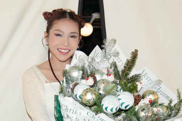 Khả Như mừng giáng sinh sớm cùng fans