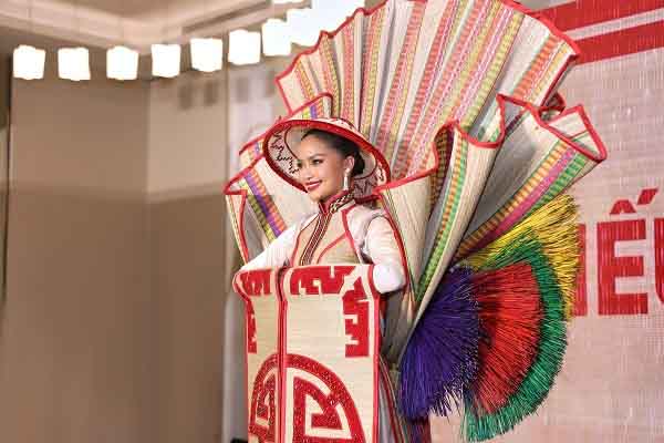 Ngọc Châu gặp sự cố suýt chấn thương vì trang phục ‘Chiếu Cà Mau’