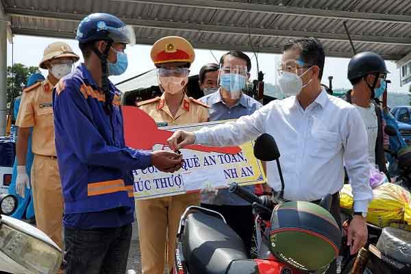 Hồi hương trên đường thiên lý, vợ chồng người H’Mông bất ngờ được tặng xe máy