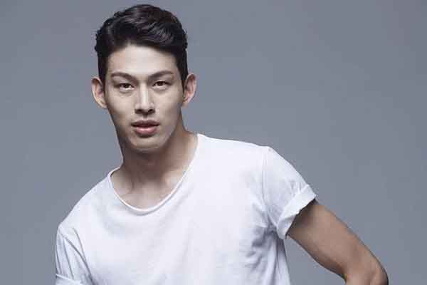 Nam diễn viên Choi Jun Won bị tố cáo ‘bám váy phụ nữ’ để mua đồ hiệu