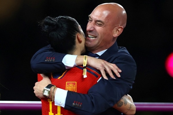 Nữ tuyển thủ Hermoso chính thức kiện Chủ tịch LĐBĐ Tây Ban Nha vì bị cưỡng hôn