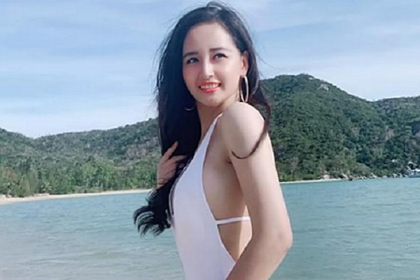 Diện bikini một mảnh, Mai Phương Thúy khoe vóc dáng nuột nà