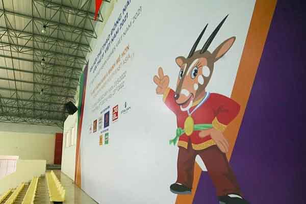 Hà Nội lắp biển báo giao thông bằng 2 ngôn ngữ, phục vụ SEA Games 31