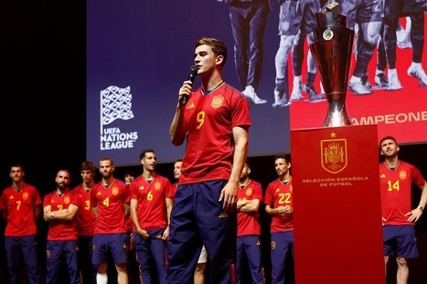 Gavi bị CĐV nhà la ó khi đang phát biểu sau chức vô địch Nations League