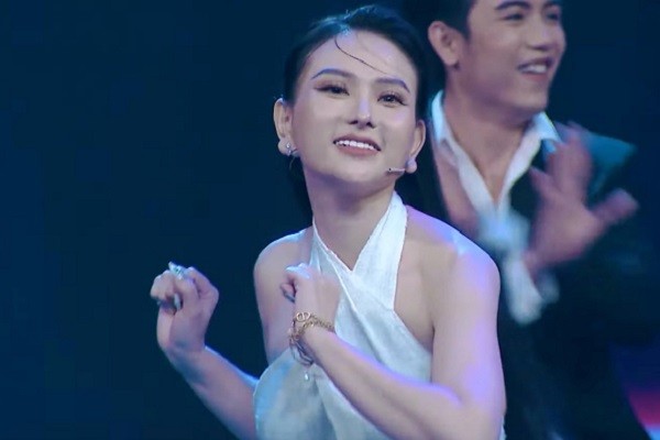 Thu Thủy thị phạm cho ‘đàn em’