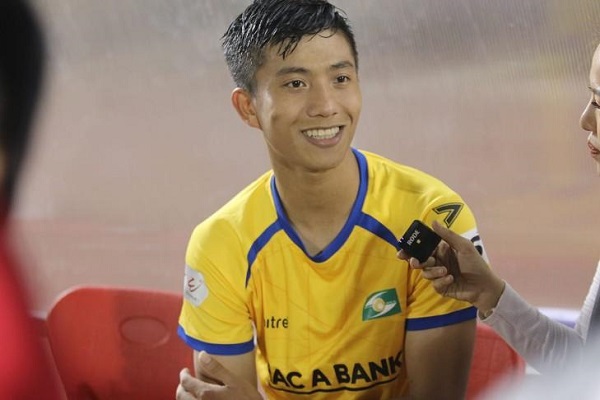 Phan Văn Đức bị rách mu bàn chân, lỡ ngày bóng đá Việt Nam trở lại