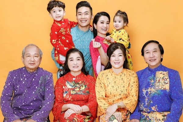 Đại gia đình Quốc Cơ – Hồng Phượng diện áo dài, ghi dấu kỷ niệm ngày xuân