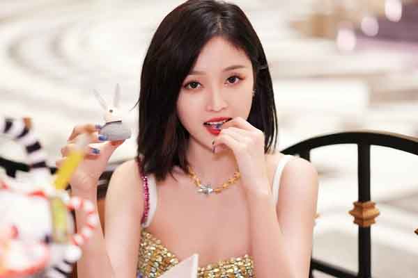 Lý do Trung Quốc cấm nghệ sĩ phô trương cuộc sống giàu có