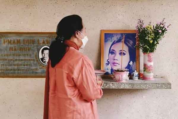 NSND Bạch Tuyết nghẹn ngào đến thăm mộ cố nghệ sĩ Thanh Nga