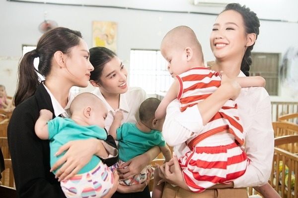 Top 3 ‘Miss World Vietnam 2022’ đầy thiện cảm trong chuyến thiện nguyện đầu tiên