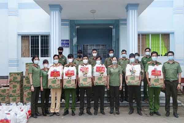 Công an An Giang tặng 30 phần quà cho 30 chốt phòng chống dịch trên tuyến biên giới