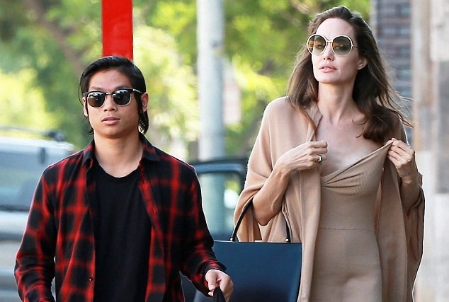 Angelina Jolie khoe vẻ gợi cảm khi đi ăn trưa cùng con trai gốc Việt