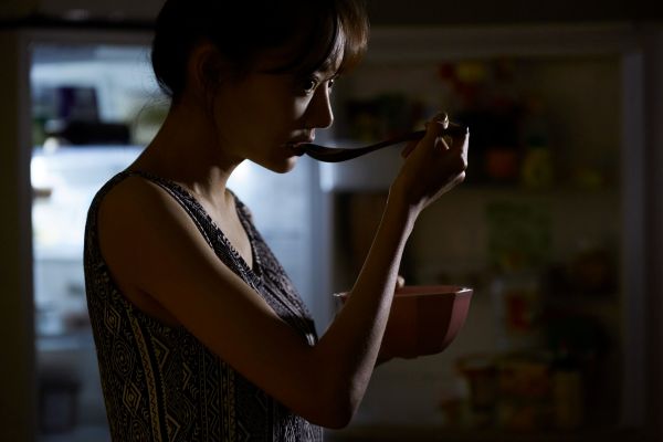 Những hệ luỵ không ai có thể ‘trốn thoát’ khi ăn tối vào đêm muộn