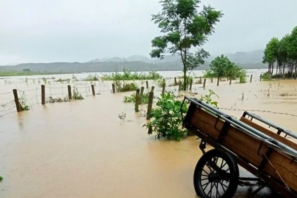 Hoàn lưu áp thấp nhiệt đới gây mưa lớn khắp miền Trung khiến nhiều hoạt động phải tạm hoãn