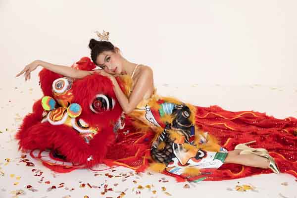 Diện áo yếm khoe lưng trần quyến rũ, Thúy Diễm đón xuân tưng bừng