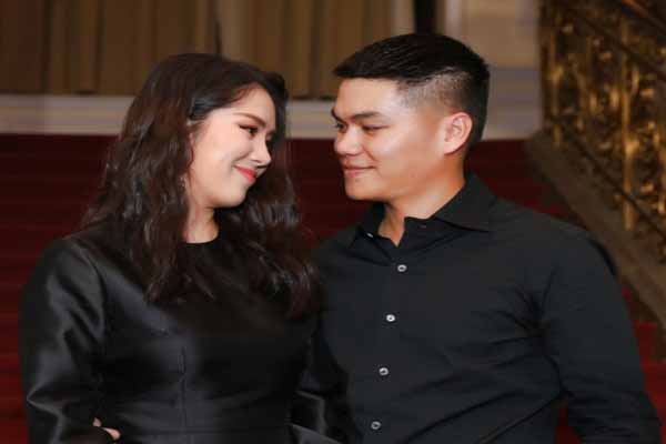 ‘Soái ca đời thực’ Trung Kiên nhìn Lê Phương say đắm trên thảm đỏ