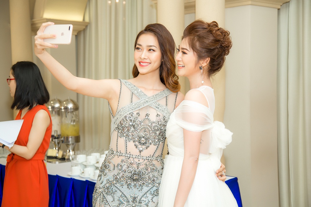 Thanh Trúc, Diệp Bảo Ngọc đọ dáng trong trang phục gợi cảm