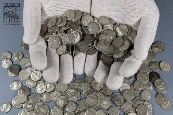 Tìm thấy kho tiền xu cổ gần 2000 năm tuổi