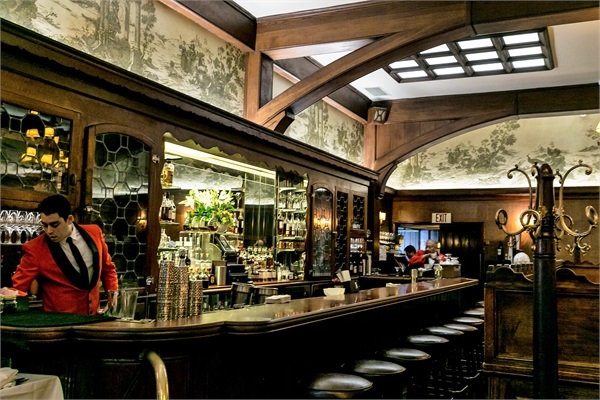 Khám phá nhà hàng 100 năm tuổi nằm trên đại lộ danh vọng Hollywood