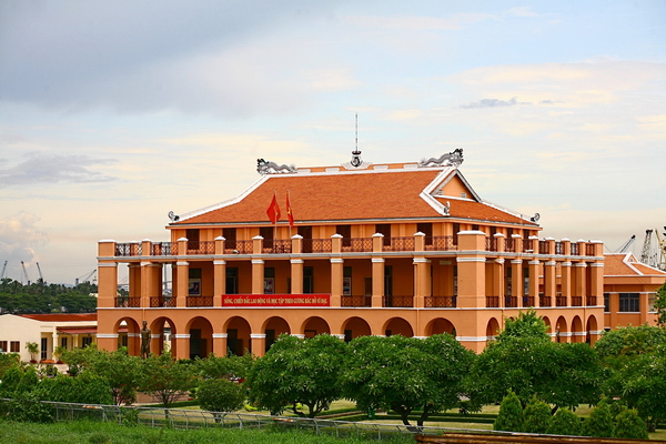 Thăm Bến Nhà Rồng – Không dùng, lý do: Không phù hợp thời điểm này.