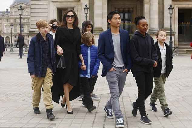 Angelina Jolie nhún nhường chia sẻ quyền nuôi con với Brad Pitt