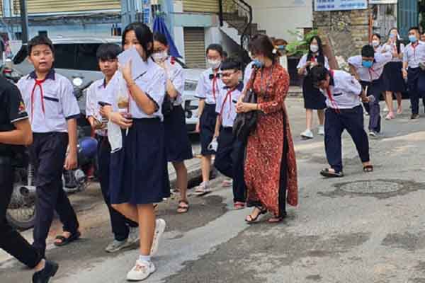 Lùi giờ học, nhiều phụ huynh phấn khởi