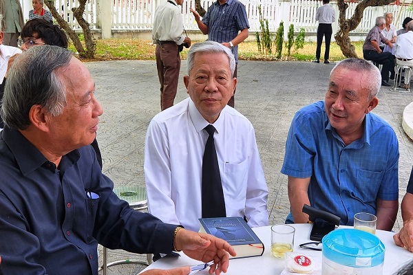 Các tác giả tên tuổi và người hâm mộ có mặt ở lễ tưởng nhớ vợ chồng nhà văn Hoàng Phủ Ngọc Tường