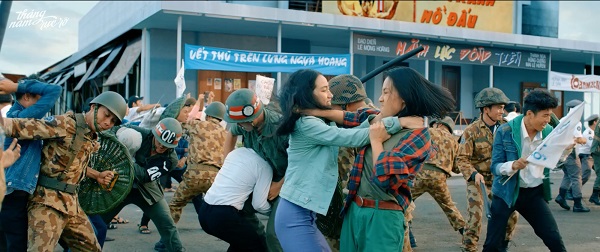 Tháng Năm Rực Rỡ – Cảnh Biểu Tình