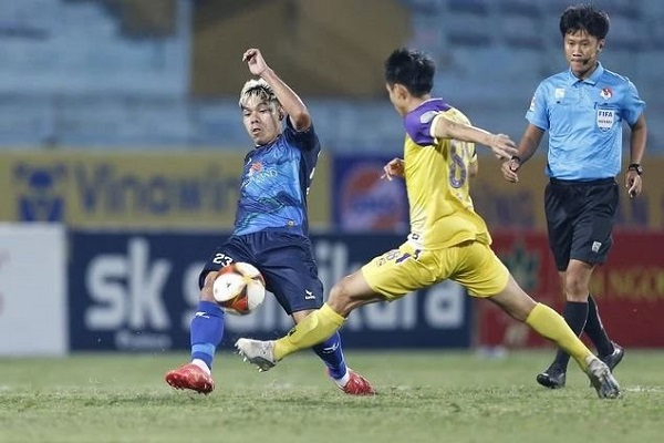 CLB Hà Nội bất ngờ thua trên sân nhà, CLB TP.HCM tạo cú sốc với Thể Công