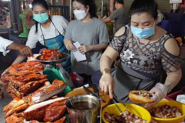 Quầy heo quay giá cao ngất nhưng khách vẫn xếp hàng mua nườm nượp