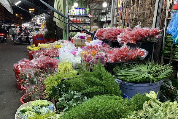 Chợ hoa Hồ Thị Kỷ, vắng bóng người mua dịp 20/10